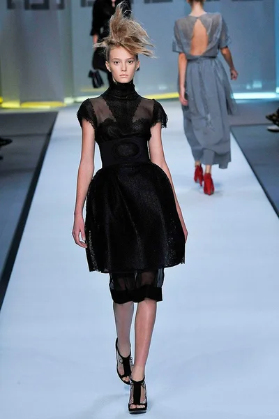 Look 10